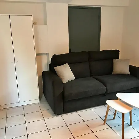 Le First Auversois Charmant Studio Avec Jardinet *